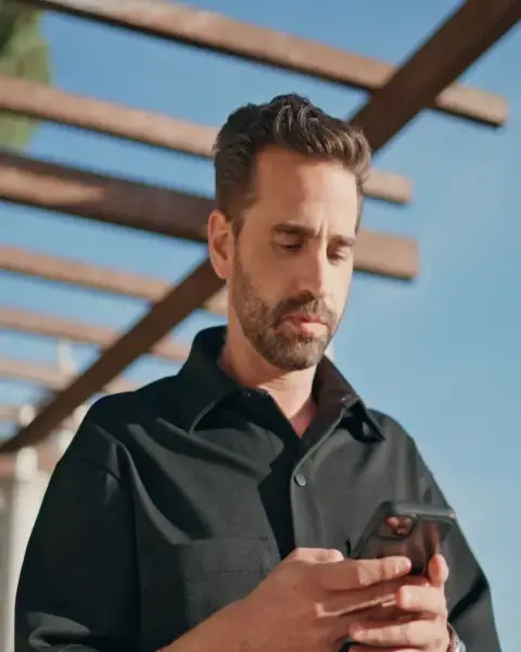 Cliente consultando o celular para tirar dúvidas sobre o KA'A Home Boutique